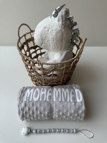 هديه بكج سله بيضا ودميه وبطانيه