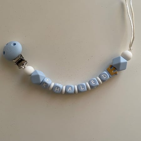 تعليقه مصاصه بالاسم بنفس شكل الصوره