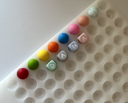 تعليقه مصاصه ملونه سلكون بالاسم