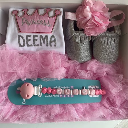 بوكس هديه كرتوني مع طقم بربتوز وتنوره وربطه شعر