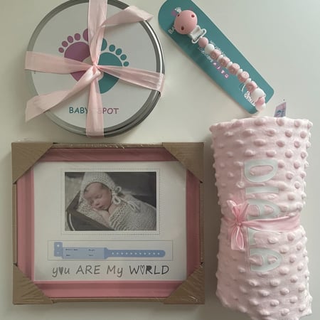هديه عباره عن بطانيه وعجين البصمه وفريم الطفل في سله