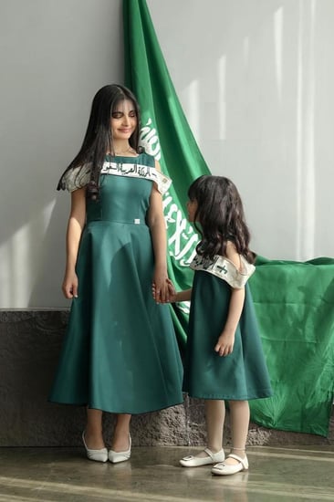 فستان اليوم الوطني الأخضر للأمهات والبنات  تصميم فاخر موحد