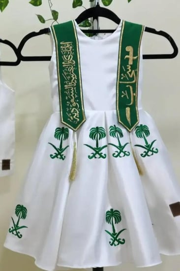 فستان اليوم الوطني للبنات باللون الأبيض مطرز بالسيفين والنخلة  تصميم
