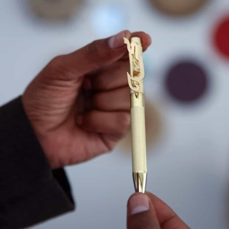 قلم فاخر بالاسم فخامة لمن تحب