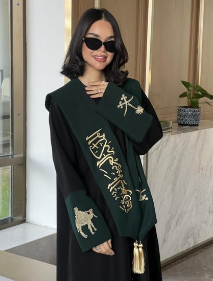 عبايه مع وشاح اليوم الوطني