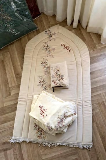 طقم صلاة نسائي مطرز بالاسم بتصميم أنيق وخامة فاخرة
