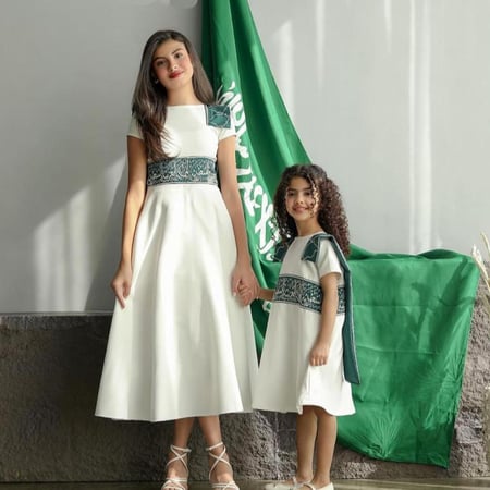 فستان اليوم الوطني للأم والبنت  تصميم أنيق فاخر باللون الأبيض والأخضر