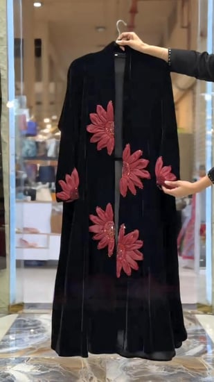 عباية شتوية بتصميم الوردة الفاخرة