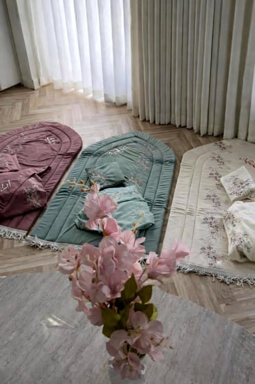 طقم صلاة نسائي مطرز بالاسم بتصميم أنيق وخامة فاخرة