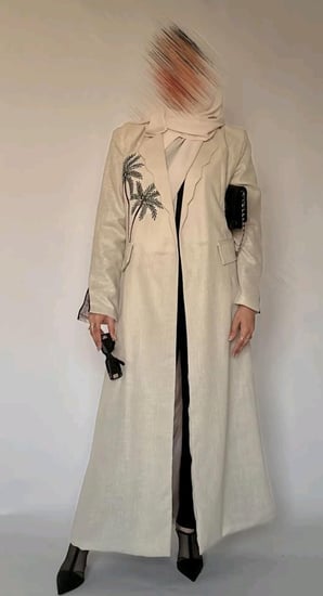 عباية نجدية بتصميم فاخر بشعار النخلة