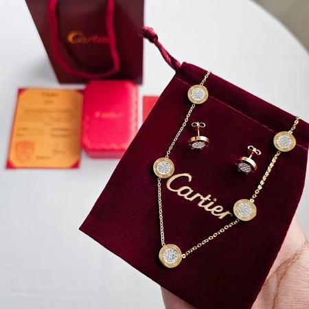 سلسال وحلق ذهبي فصوص ماركة كارتير مع الملحقات