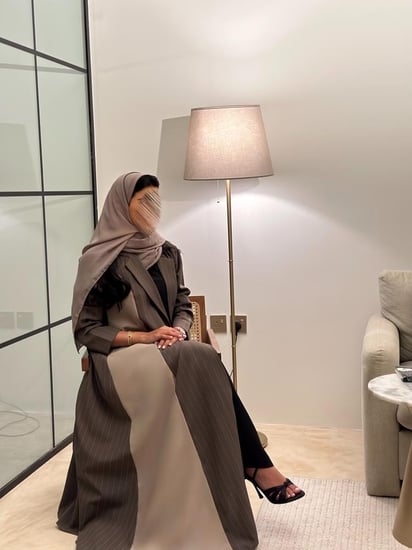 عباية كتان مع كتان مخطط بني فاتح وبيج نص كلوش
