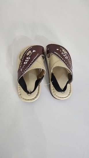 حذاء أطفال شرقي