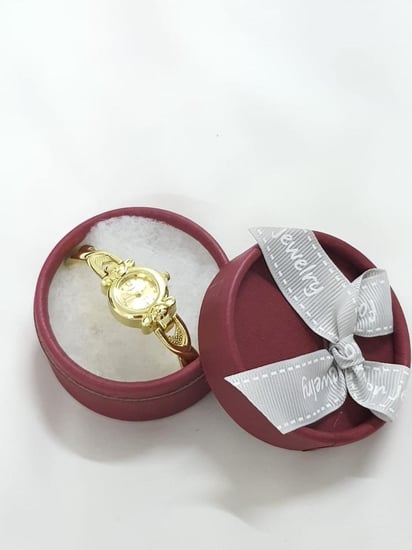 ساعة بنات ذهبية أنيقة للأطفال