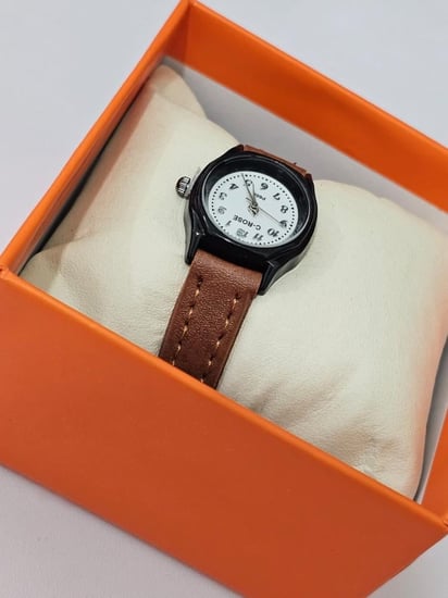 ساعة أنيقة بتصميم كلاسيكي