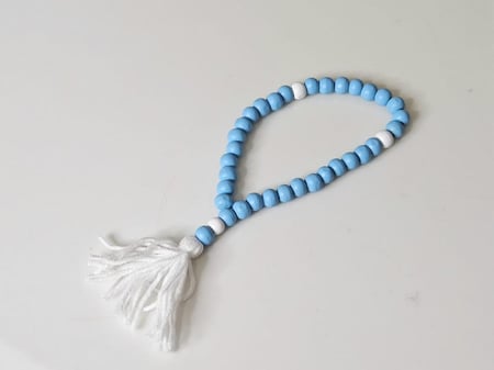 سُبَح للأطفال مصنوعة من خرز خشب ملوّن