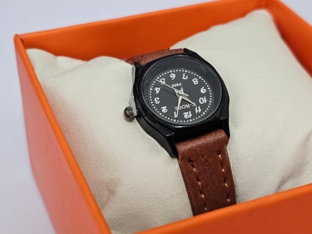 ساعة أنيقة بتصميم كلاسيكي