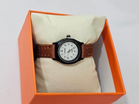 ساعة أنيقة بتصميم كلاسيكي