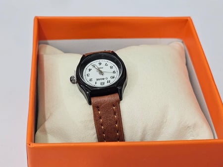 ساعة أنيقة بتصميم كلاسيكي