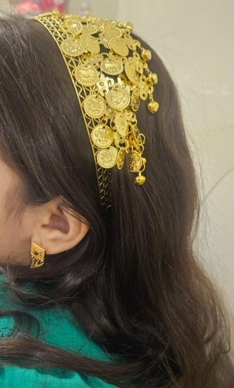 طوق بناتي ذهبي فاخر مزين بعملات معدنية لامعة – لمسة تراثية أنيقة للمناسبات