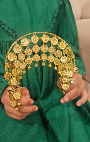 طوق بناتي ذهبي فاخر مزين بعملات معدنية لامعة – لمسة تراثية أنيقة للمناسبات