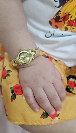 ساعة بنات ذهبية أنيقة للأطفال