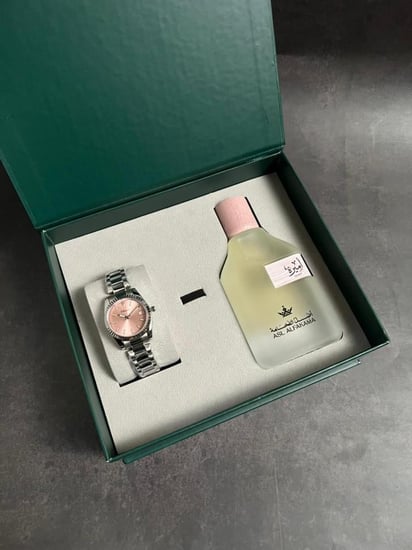 بكج فاخر مكون من عطر نسائي وساعة نسائية