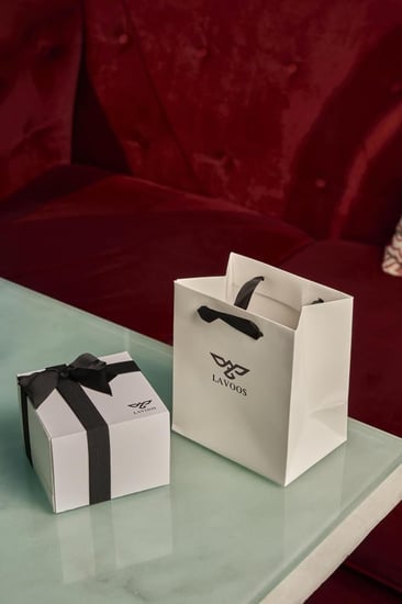 ساعة طويق الرجالية مزينة بشعار المملكة بلون فضي