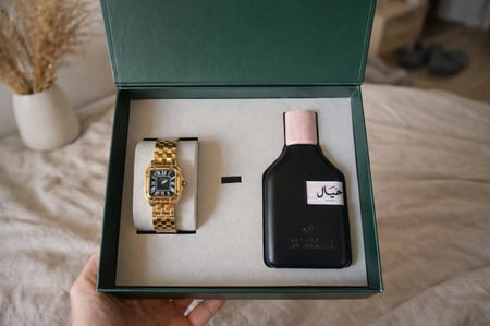 بكج فاخر مكون من عطر نسائي وساعة نسائية