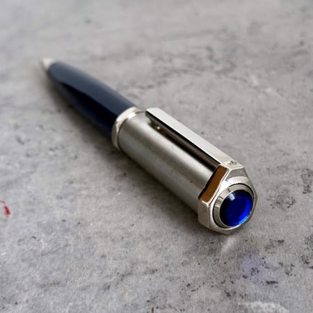 قلم رجالي بلون فضي ازرق