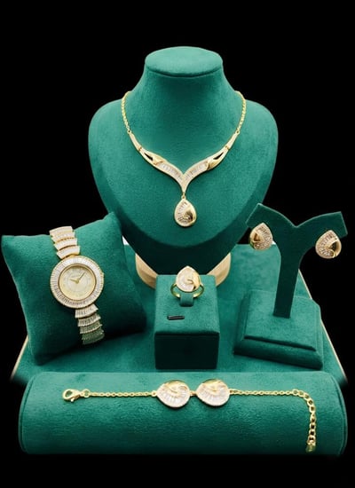 طقم اكسسوار نسائي فاخر بلون ذهبي