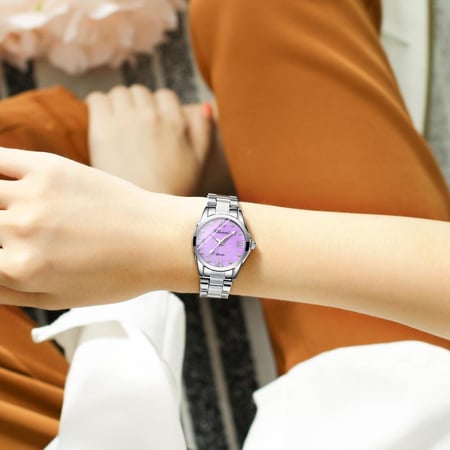 ساعة نسائية بلون فضي ميناء موف