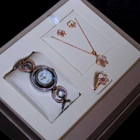 طقم نسائي ساعة ومجوهرات أصل الفخامة للساعات