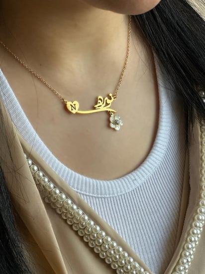 سلسال بالاسم مع حرف مطلي بالذهب