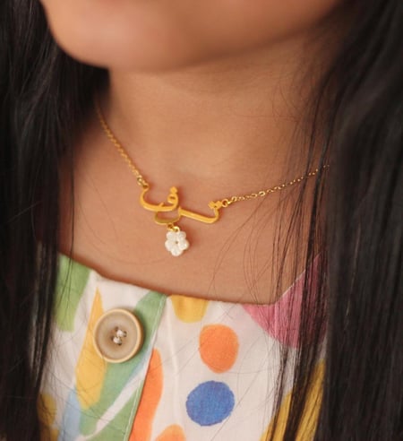 سلسال الوردة بتصميم ناعم