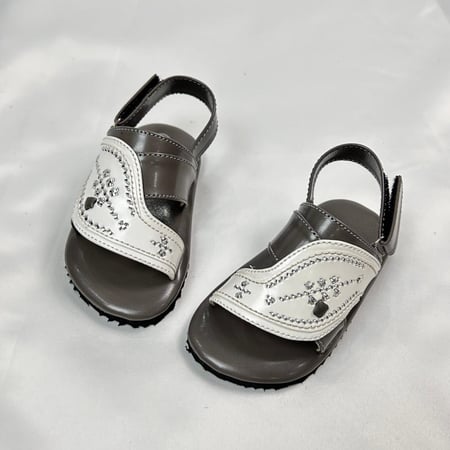 نعال شرقي رمادي وابيض