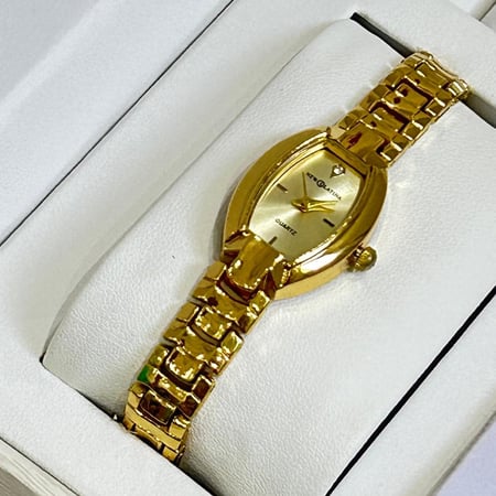 ساعة بنات ذهبي