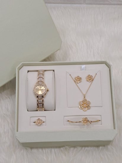 طقم نسائي مع سلسال F01