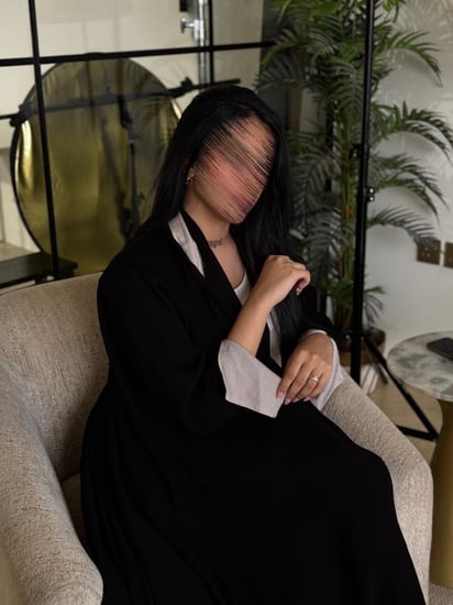 ملكي مع أكمام سواره بفتحة بيج