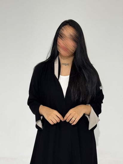 ملكي مع أكمام سواره بفتحة بيج