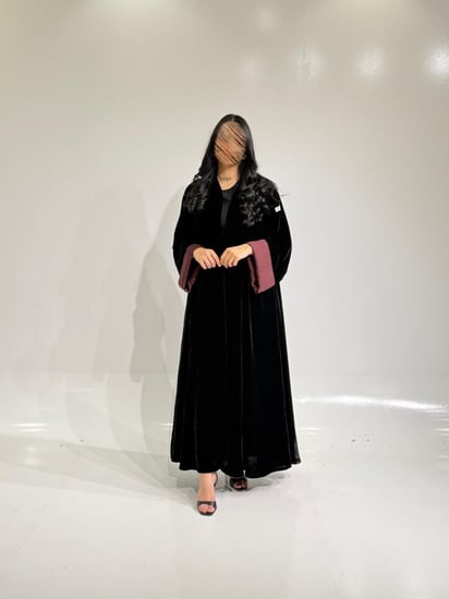 مخمل اسود مع سواره عنابي