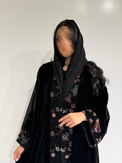مخمل اسود مع أسواره وياقه تطريز ملون