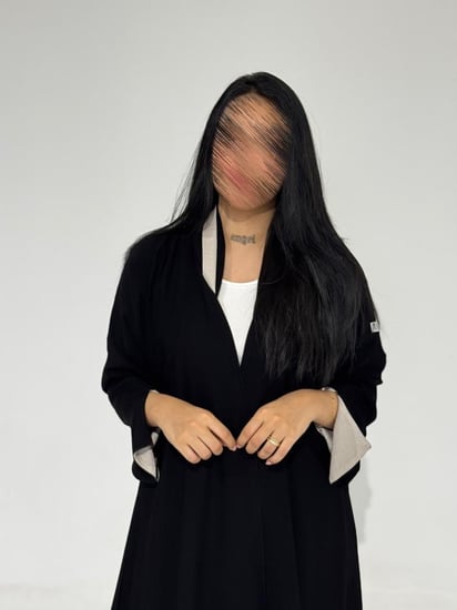 ملكي مع أكمام سواره بفتحة بيج