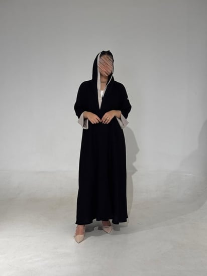 ملكي مع أكمام سواره بفتحة بيج