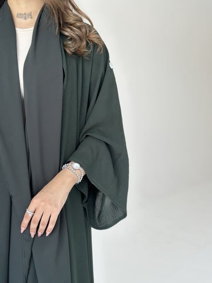 عباية كريب خضراء أكمام واسعة