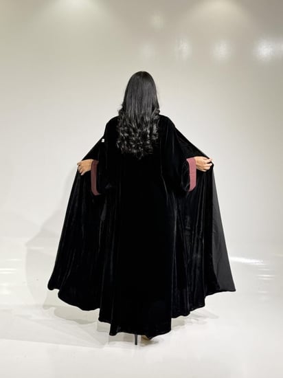 مخمل اسود مع سواره عنابي