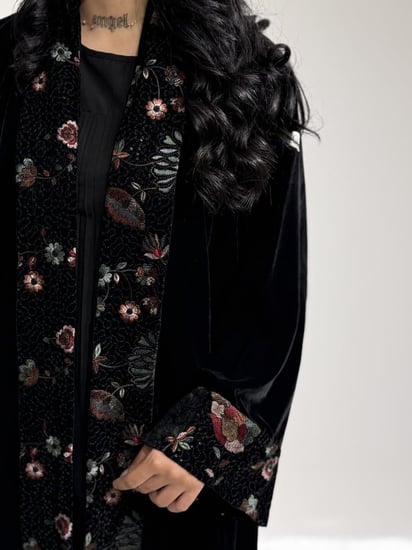 مخمل اسود مع أسواره وياقه تطريز ملون