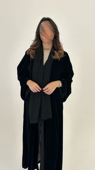 عباية مخمل مطرز مع مخمل سادة