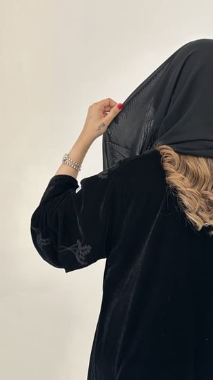 عباية مخمل مطرز مع مخمل سادة
