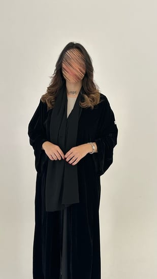 عباية مخمل مطرز مع مخمل سادة